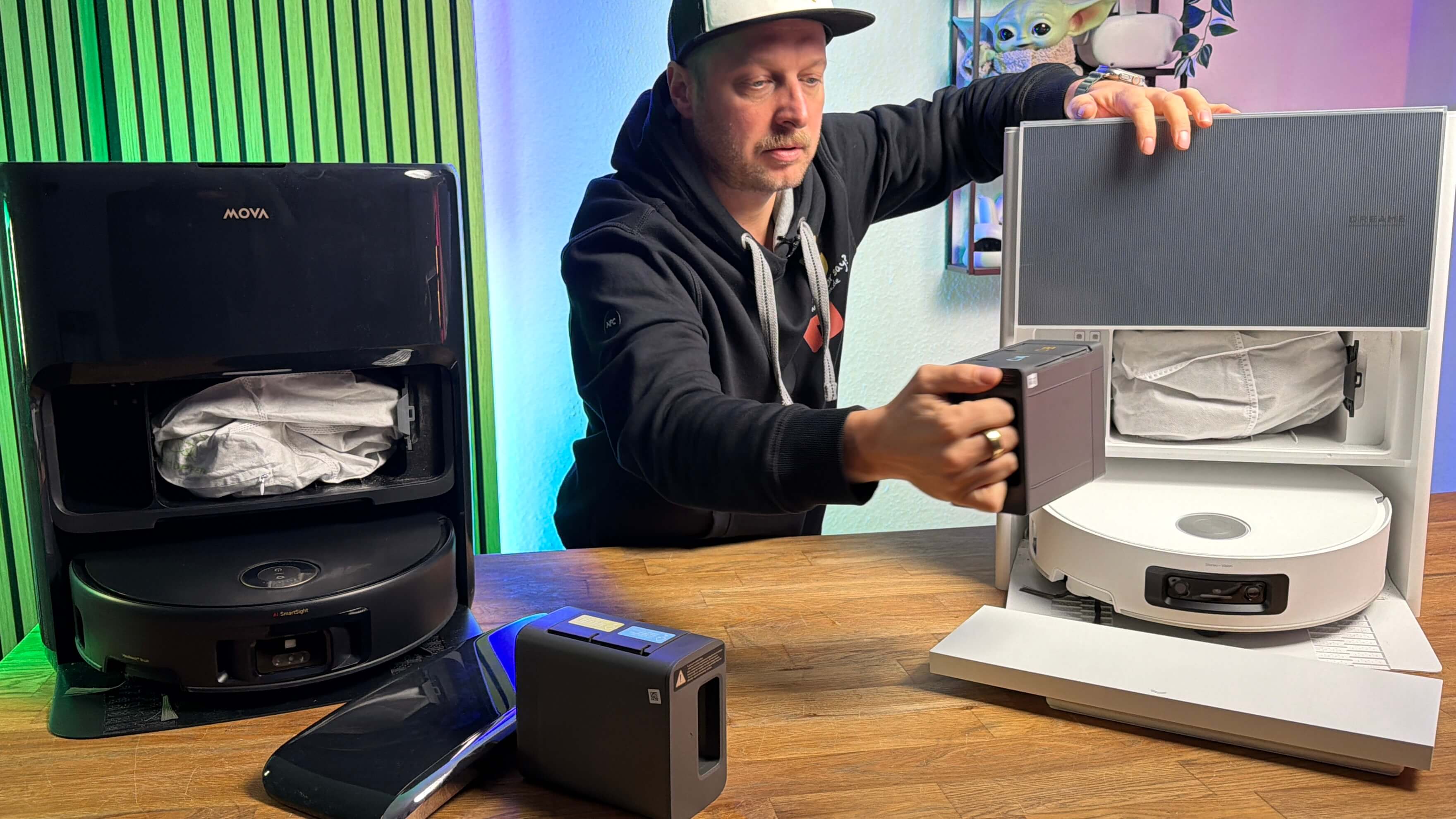 Die Reinigungsmittelfächer in der MOVA Z60 Station und der Dreame Aqua10 Roller Station sind zu sehen.